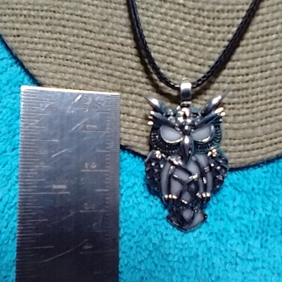 Silvertone grey owl black cord necklace - Picture 3 of 5